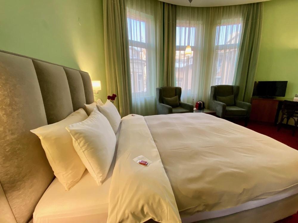 Room image 3